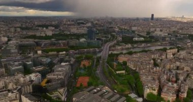 Paris sokaklarının çekimini başlatıyorum. Fransız sokaklarının insansız hava aracı görüntüleri araba ve insanlarla dolu. Hava manzaralı, ağaçların ve trafiğin üstünde, Fransız binaları ve mimarisi ile çevrili..