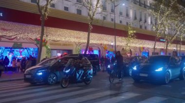 Paris, Fransa, 08 Aralık 2023: Paris caddesi Noel süslemeleri ve ışıklarla süslenmiş. Alışveriş yapan bir sürü insan. Paris 'te Noel koşuşturması.