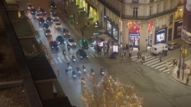 Paris, Fransa, 08 Aralık 2023: Paris caddesi Noel süslemeleri ve ışıklarla süslenmiş. Alışveriş yapan bir sürü insan. Paris 'te Noel koşuşturması.