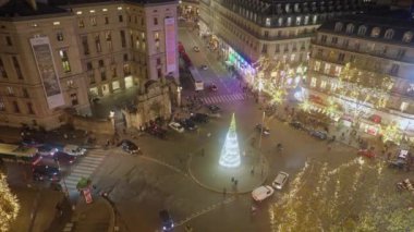 Paris, Fransa, 08 Aralık 2023: Paris caddesi Noel süslemeleri ve ışıklarla süslenmiş. Alışveriş yapan bir sürü insan. Paris 'te Noel koşuşturması.