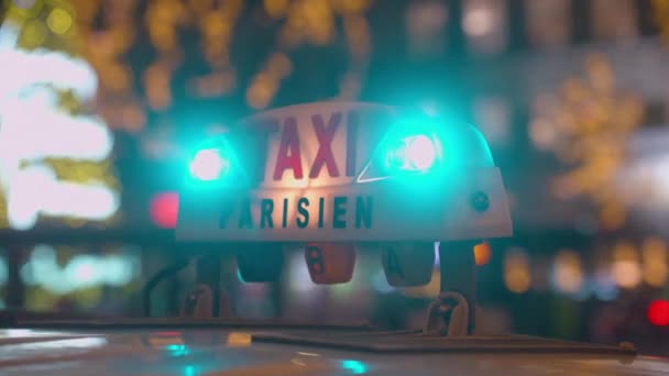 Paryska Taksówka Ozdobiona Świątecznymi Świecącymi Dekoracjami Światłami Tłumy Ludzi Zakupami — Wideo stockowe