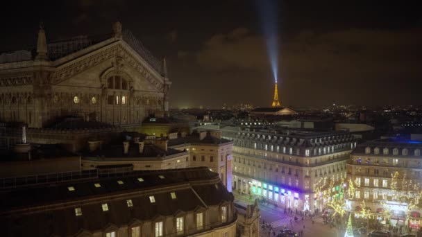 Calle Parisina Decorada Con Decoraciones Luces Brillantes Navidad Multitud Gente — Vídeos de Stock
