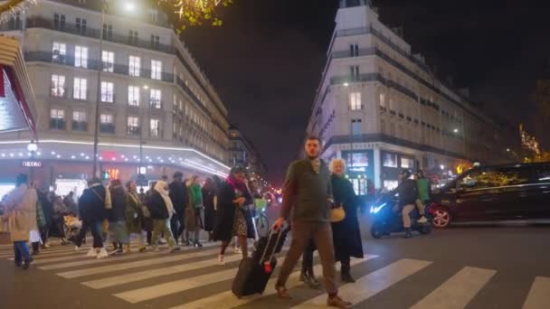 Париж Франція Грудня 2023 Паризька Вулиця Прикрашена Яскравими Прикрасами Вогнями — стокове відео