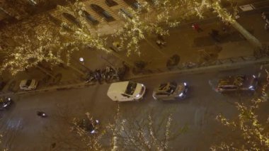 Paris caddesi Noel süslemeleri ve ışıklarla süslenmiş. Alışveriş yapan bir sürü insan. Noel havası.