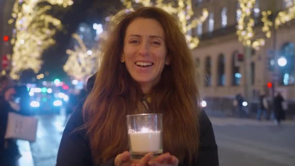 촛불을 머리를 여자의 초상화 크리스마스 분위기 배경에 크리스마스 빛나는 장식과 — 비디오