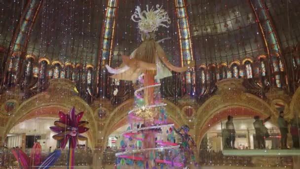 2023年12月9日 法国巴黎 巴黎的Galeries Lafayette 圣诞节时 人们在百货商店购物 百货商店内的设计师圣诞树 — 图库视频影像