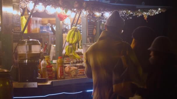 Париж Франция Декабря 2023 Года Уличная Еда Вечернее Время Площади — стоковое видео