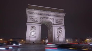 Akşam Paris 'teki Şanzelize' de Zafer Kemeri. Paris 'in merkezinin zaman aşımı. Kavşakta araba trafiği.