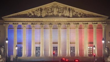 Sokak lambaları olan bir gece şehri manzarası. Avrupa 'nın merkezinde, Paris' in başkentinde gece hayatı. Paris, Fransa 'nın merkezinde gece lambası süslemeleri.