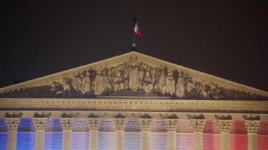 Sokak lambaları olan bir gece şehri manzarası. Avrupa 'nın merkezinde, Paris' in başkentinde gece hayatı. Paris, Fransa 'nın merkezinde gece lambası süslemeleri.