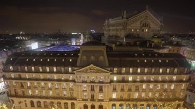 Sokak lambaları olan bir gece şehri manzarası. Avrupa 'nın merkezinde, Paris' in başkentinde gece hayatı. Paris, Fransa 'nın merkezinde gece lambası süslemeleri.
