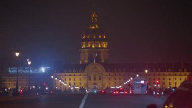 Alexander III. Köprü köprüsü dünyanın en güzel nehir geçişlerinden biridir. Altın heykeller ve sokak lambalarıyla Seine nehri üzerindeki güzel Paris köprüsü.