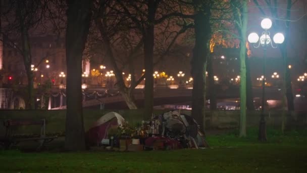 Homeless Man Lives Tent Center Paris Night City Landscape Street — Stock Video