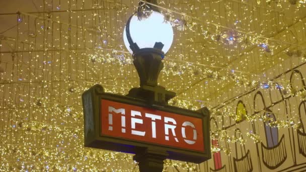 巴黎市中心 庆祝五彩缤纷的装饰 巴黎的圣诞节美丽的夜晚 巴黎的圣诞装饰 市中心的交通 — 图库视频影像