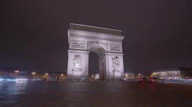 Akşam Paris 'teki Şanzelize' de Zafer Kemeri. Paris 'in merkezinin zaman aşımı. Kavşakta araba trafiği.
