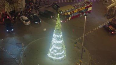Paris caddesi Noel süslemeleri ve ışıklarla süslenmiş. Alışveriş yapan bir sürü insan. Noel havası.