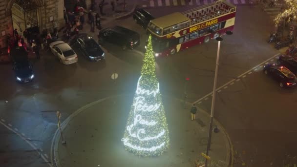 Párizsi Utca Díszített Karácsonyi Izzó Dekorációk Fények Egy Csomó Ember — Stock videók