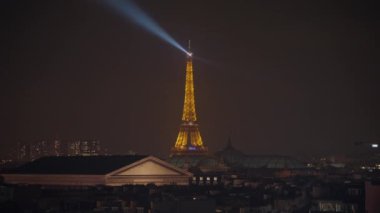 Sokak lambaları olan bir gece şehri manzarası. Avrupa 'nın merkezinde, Paris' in başkentinde gece hayatı. Paris, Fransa 'nın merkezinde gece lambası süslemeleri.