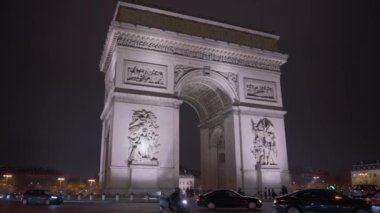 Sokak lambaları olan bir gece şehri manzarası. Avrupa 'nın merkezinde, Paris' in başkentinde gece hayatı. Paris, Fransa 'nın merkezinde gece lambası süslemeleri.