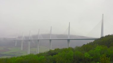Fransa 'nın güneyindeki Avrupa' nın en yüksek köprüsünün manzarası. Millau viyadük.