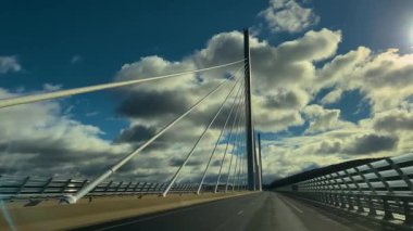 Fransa 'nın güneyindeki Avrupa' nın en yüksek köprüsünün manzarası. Millau viyadük.