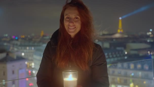 Arka Planda Sokak Işıklarıyla Birlikte Kadın Portresi Avrupa Nın Merkezinde — Stok video