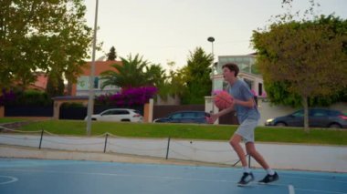 Spor ve aile dostluğu. Dışarıda basketbol oynayan çok nesilli bir aile. Aile boş zamanlarını birlikte spor yaparak ve basketbol sahasında basketbol oynayarak geçirir..