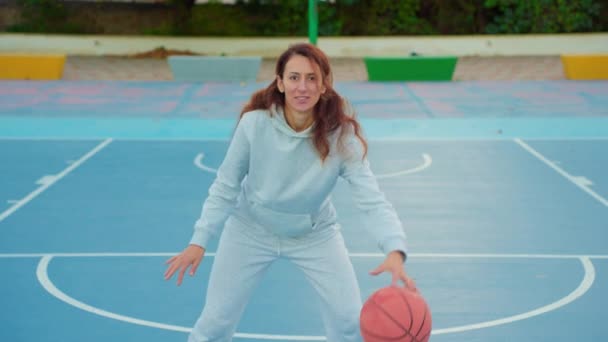 Közelíts Kosárlabdás Női Edzésekre Szabadtéri Edzésekre Helyi Pályán Egy Fiatal — Stock videók