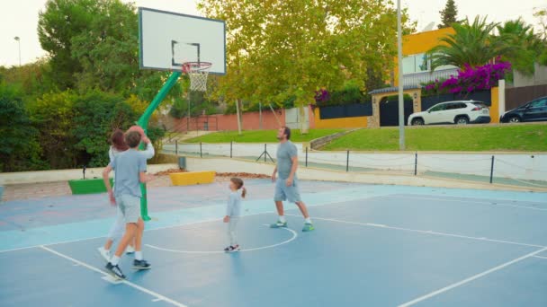 Esporte Amizade Familiar Família Multigeracional Jogando Basquete Quadra Livre Família — Vídeo de Stock