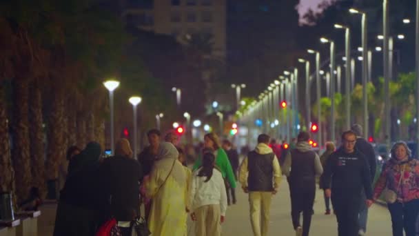 アリカンテ スペイン 2023年12月20日 混雑した通り 忙しい通りを歩いている人たち 近代的な都市部を歩く人々の群れ アリカンテの大きな通りで人々を歩くショット — ストック動画