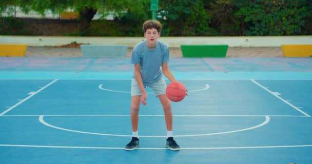 Μπάσκετ Αργή Κίνηση Αγόρι Που Προπονείται Στο Μπάσκετ Έφηβος Παίζει — Αρχείο Βίντεο