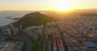 Alicante 'yi çekiyorum. İspanya 'nın Alicante şehrinin üzerinde gün batımı. Bir İspanyol şehrinin havadan görünüşü. Deniz kenarında güneşli bir şehir.