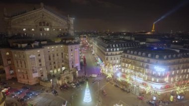 Paris caddesi Noel süslemeleri ve ışıklarla süslenmiş. Alışveriş yapan bir sürü insan. Paris 'te Noel koşuşturması.