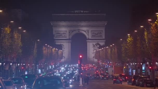 街灯のある夜の街並み 首都パリのヨーロッパの中心にあるナイトライフ フランスのパリ中心部の夜の照明装飾 — ストック動画