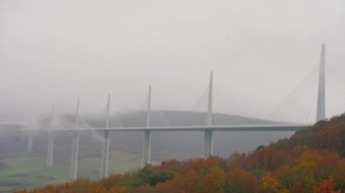 Fransa 'nın güneyindeki Avrupa' nın en yüksek köprüsünün manzarası. Millau viyadük.