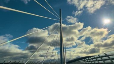 Fransa 'nın güneyindeki Avrupa' nın en yüksek köprüsünün manzarası. Millau viyadük.