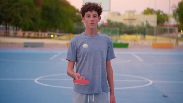 Подросток Держит Ракетку Настольного Тенниса Прыгающий Мяч Понга Медленный Киноклип — стоковое видео