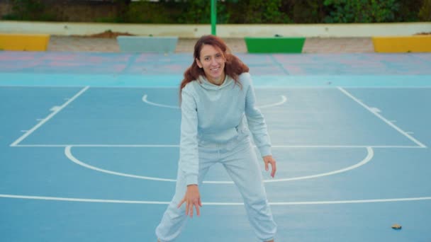 Kadın Basketbol Oyuncusunun Yerel Sahada Antrenman Egzersiz Yaptığı Görüntüleri Kapatın — Stok video