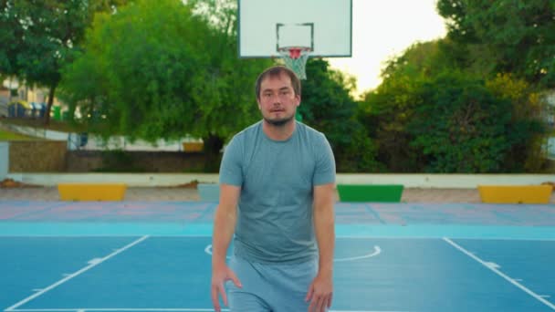 Sportowiec Bawiący Się Piłką Boisku Portret Mężczyzny Stojącego Tle Koszykówki — Wideo stockowe