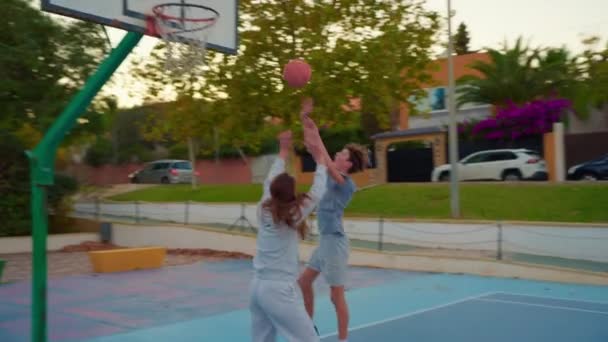 Olahraga Dan Persahabatan Keluarga Keluarga Multigenerasi Bermain Basket Lapangan Terbuka — Stok Video