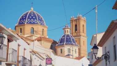 Altea, İspanya 'nın başkenti Costa Blanca' da Akdeniz kıyısında beyaz evleri olan küçük bir deniz köyü. İspanya 'nın Altea şehrinde şehir merkezinde, dağ kilisesinde mavi çatılı..