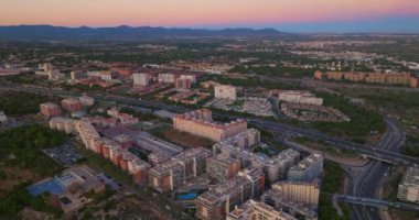 Valencia İspanya 'yı çekiyoruz. İnsansız hava aracı şehrin üzerinde uçuyor. Valencia şehrinin bir bölgesinin insansız hava aracı görüntüsü.