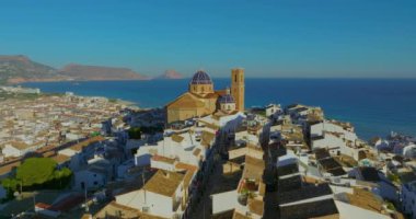 İspanya 'nın şehir merkezindeki Altea şehrinin mavi çatılı dağ kilisesi. Altea şehrinin havadan görünüşü ve pitoresk Akdeniz kıyısı. İspanya.