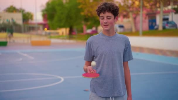 Підліток Тримає Настільну Тенісну Ракетку Підстрибує Пінг Понг Повільне Кінофільмування — стокове відео