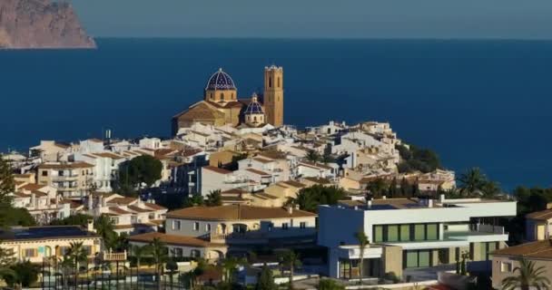 Cidade Espanhola Altea Centro Cidade Igreja Montanha Com Telhado Azul — Vídeo de Stock