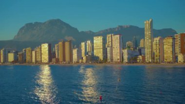 Benidorm gökdelenlerinin, otellerin ve tatil yerlerinin, Benidorm sahil şeridinin hava manzarasını oluşturuyorum. İspanya 'nın turistik Benidorm şehrinin gökdelenleri ve plajları..