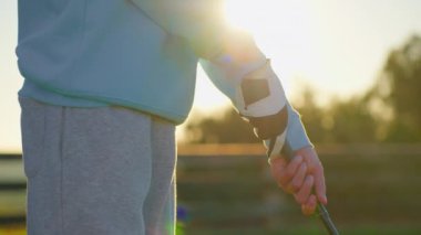 Golf bir golfçü gün ışığında topa vurur. İnsanlar, spor, boş zaman aktivitesi, eğlence ve yaşam tarzı, golf sahasında golf sopasıyla top oynayan adam..