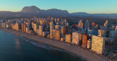 Benidorm gökdelenlerinin, otellerin ve tatil yerlerinin, Benidorm sahil şeridinin hava manzarasını oluşturuyorum. İspanya 'nın turistik Benidorm şehrinin gökdelenleri ve plajları..
