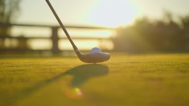 Concepto Deporte Golf Cámara Lenta Golfista Golpeando Pelota Golf Agujero — Vídeos de Stock