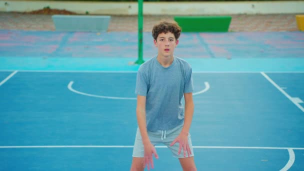 Tonåringen Spelar Basket Hälsosam Livsstil Killen Med Trendig Frisyr Tittar — Stockvideo